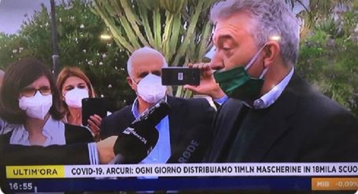Domenico Arcuri e la mascherina col naso scoperto, polemiche sui social