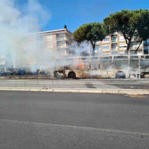 Roma, autobus in fiamme in piazza Pio XI FOTO. Fumo visibile fino a Monteverde VIlla Palmphili