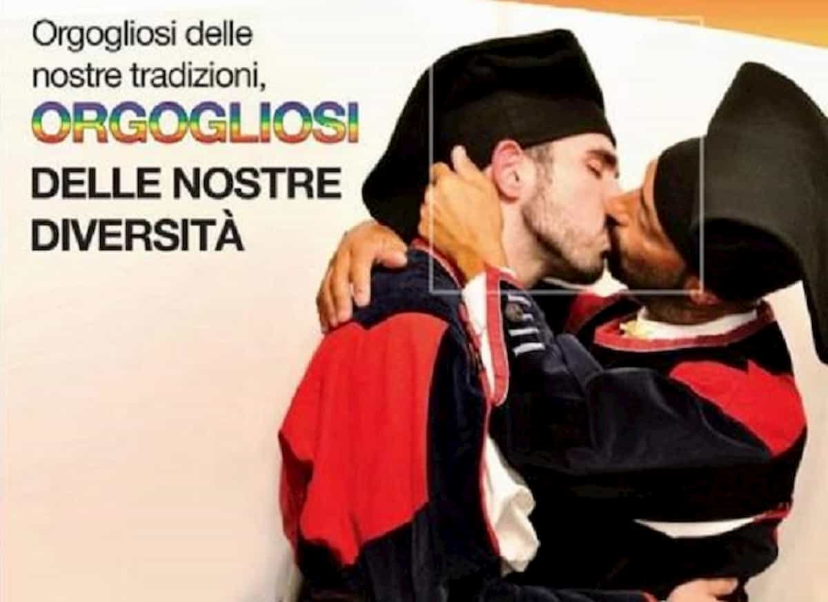 Bacio gay sul manifesto Pd a Nuoro per le Comunali. Ma la FOTO in abiti sardi non piace a tutti