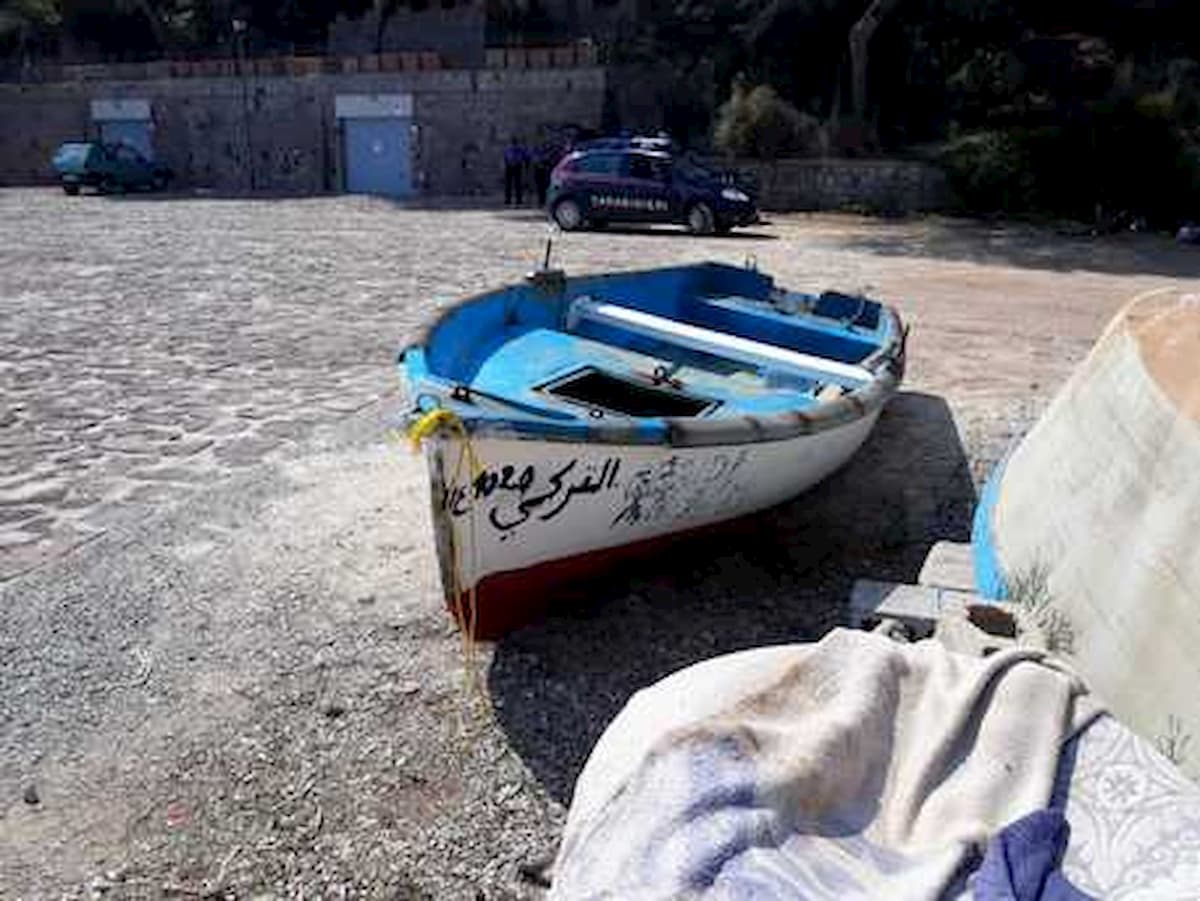 Imprenditore italiano torna in Italia su un barchino di migranti approdato a Lampedusa dalla Tunisia