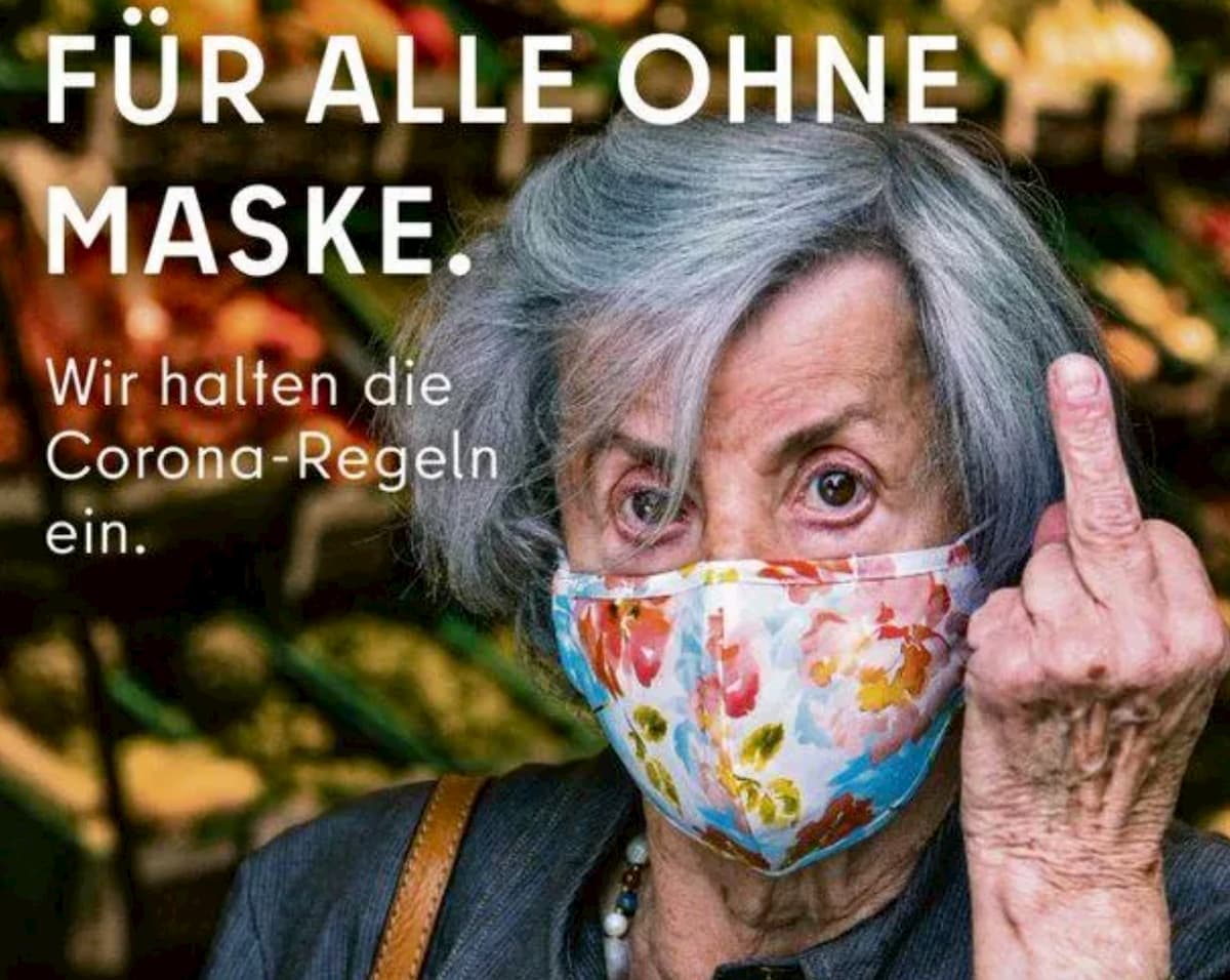 Coronavirus, a Berlino la pubblicità del Senato punta il dito medio contro i no mask