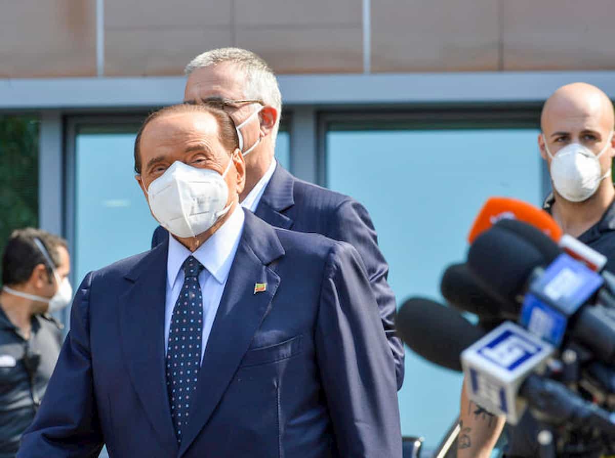 Silvio Berlusconi e i problemi di salute: "Sta peggio, niente tribunale". Conseguenze del Covid?