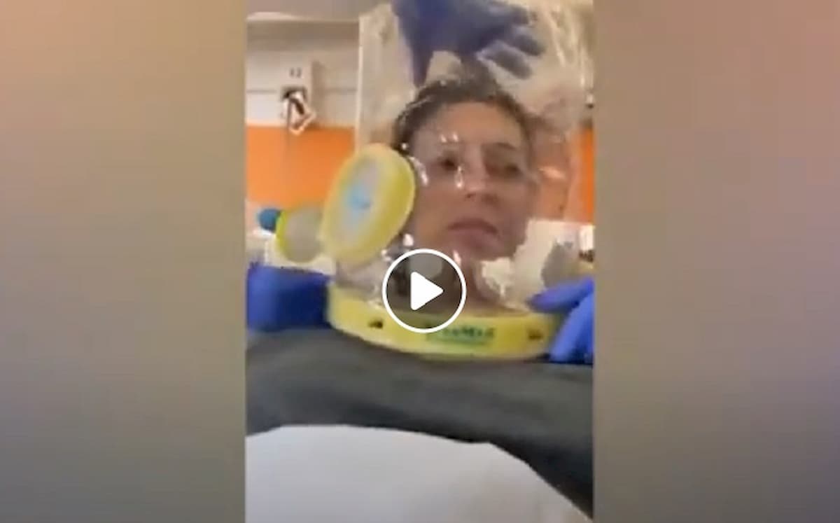Clotilde Armellini, VIDEO col casco per malati di Covid. Deve cancellarlo per insulti negazionisti sui social