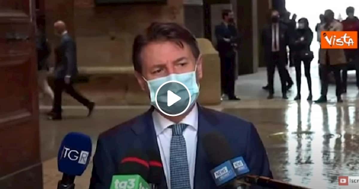 Il premier Conte al giornalista che lo interrompe a Taranto: "Ora parlo io" VIDEO