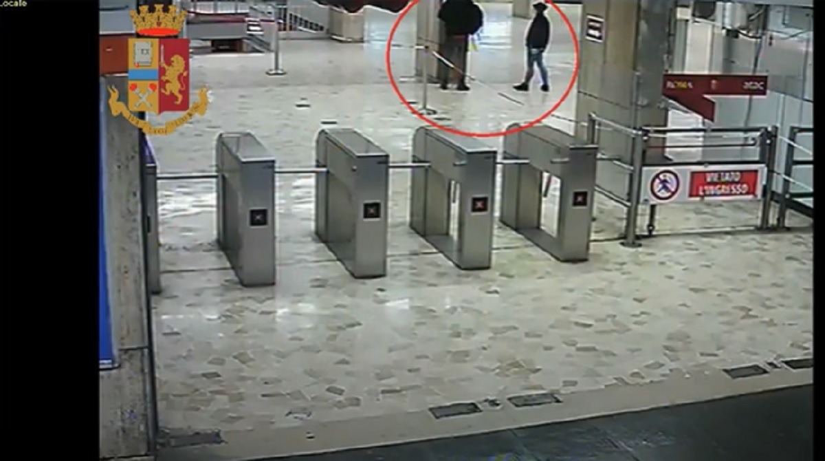 A Roma rubano anche i defibrillatori... Il VIDEO dei ladri in azione in metropolitana