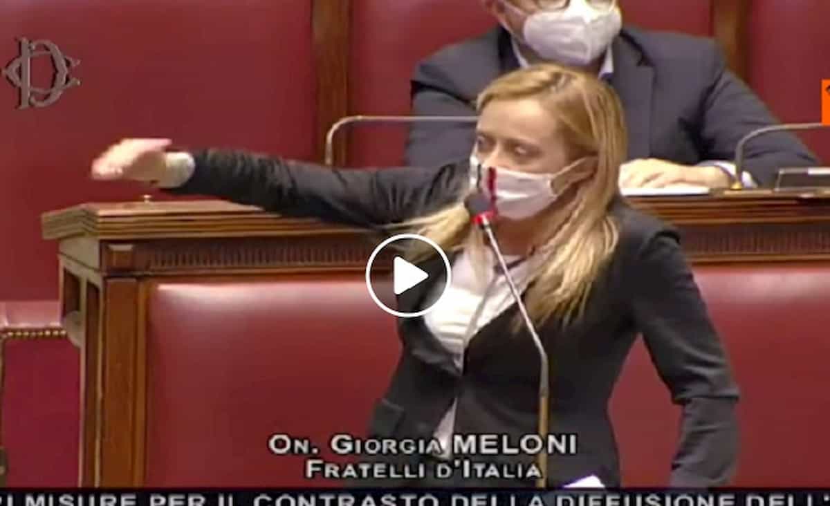 Giorgia Meloni e i negazionisti al governo: la battuta su Zingaretti e il Coviddì VIDEO