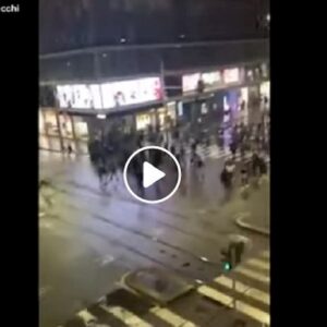 Guerriglia contro il nuovo Dpcm a Torino e Milano: assalto ai negozi e molotov contro la Polizia VIDEO