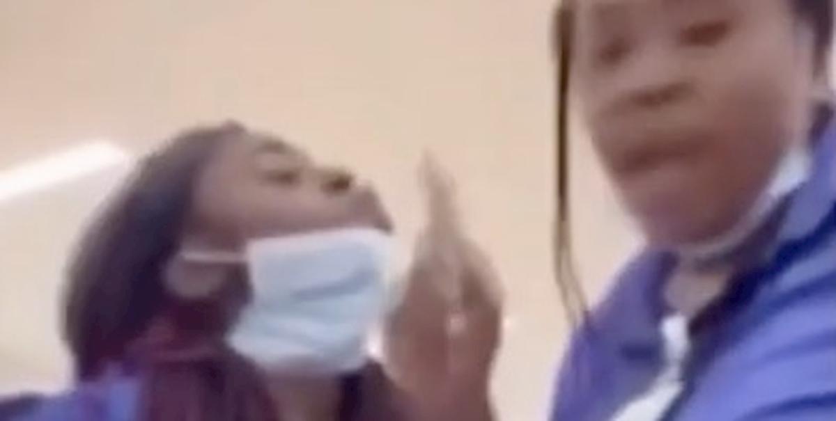 Rissa tra infermiere con tanto mascherine abbassate VIDEO