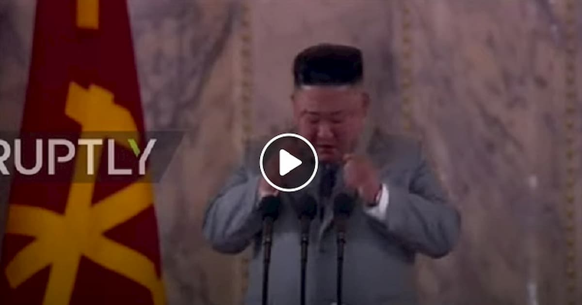 Kim Jong-un piange in pubblico alla parata dei Lavoratori: "Non sempre sono all'altezza". Finge? VIDEO