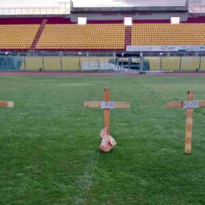 Livorno, testa di maiale e tre croci sul campo dello stadio Armando Picchi: tifosi contro la proprietà FOTO