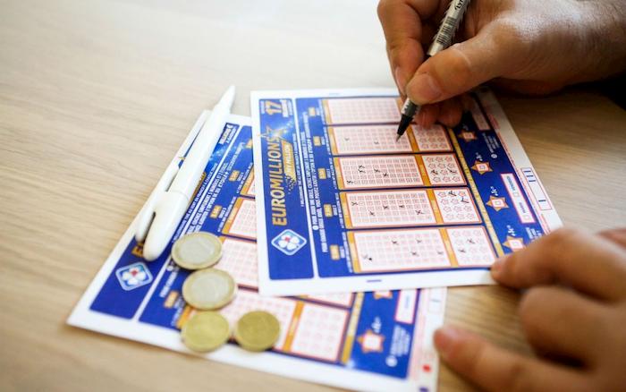 Irlanda, giocano gli stessi numeri per 25 anni: famiglia vince 4,9 milioni alla lotteria