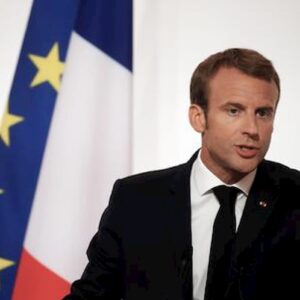 Coronavirus, Macron allenta il lockdown: "In Francia abbiamo frenato il virus"