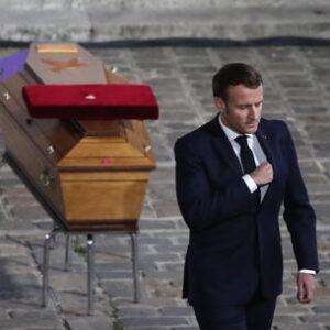 Macron (nella foto al funerale di Samuel Paty) piange al funerale, minaccia islamica, come sterilizzarla?