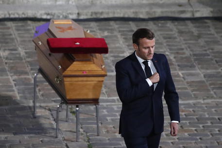 Macron (nella foto al funerale di Samuel Paty) piange al funerale, minaccia islamica, come sterilizzarla?