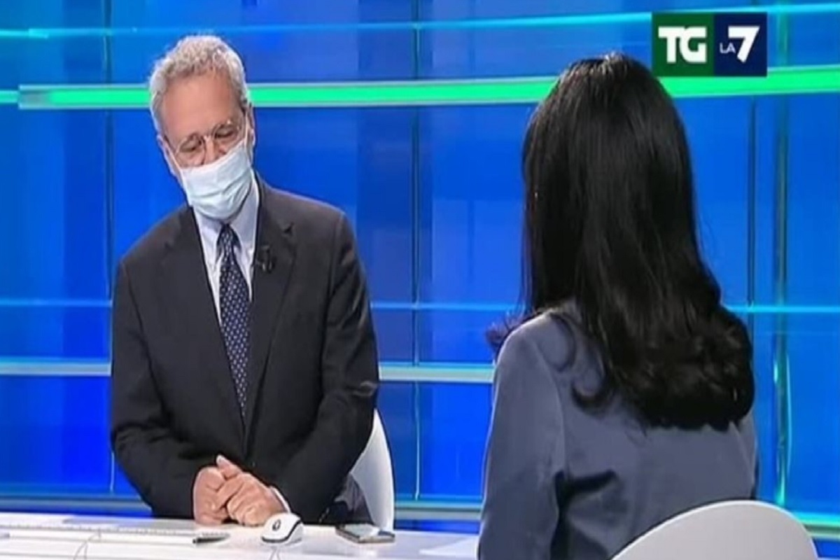 Enrico Mentana con la mascherina intervista il ministro Azzolina: "Non volevo dare il cattivo esempio"