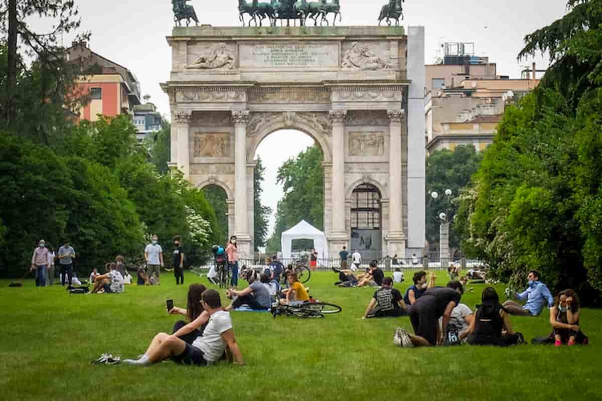 Milano no fumo. dal 2021 sigarette vietate in parchi, stadi, fermate di bus e tram....