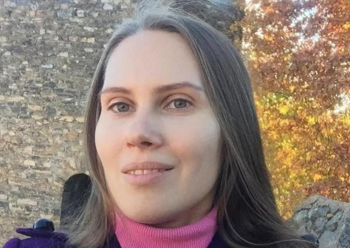 Scienziata e modella russa trovata morta in casa, aveva il pollice mozzato