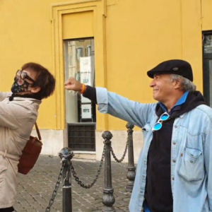 Enrico Montesano a Roma senza mascherina viene fermato dalla polizia VIDEO