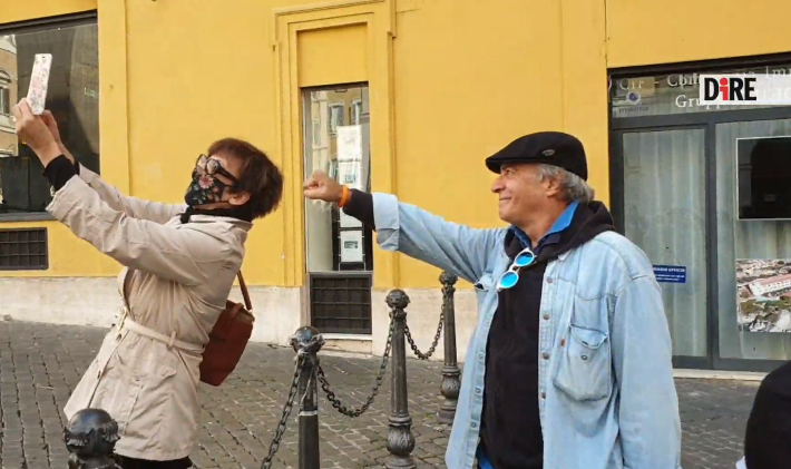 Enrico Montesano a Roma senza mascherina viene fermato dalla polizia VIDEO