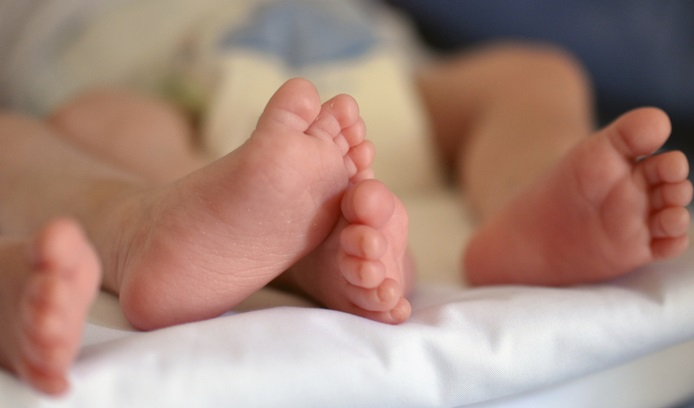 Mette in vendita a 3000 euro la figlia neonata: "Mi servono degli stivali nuovi"