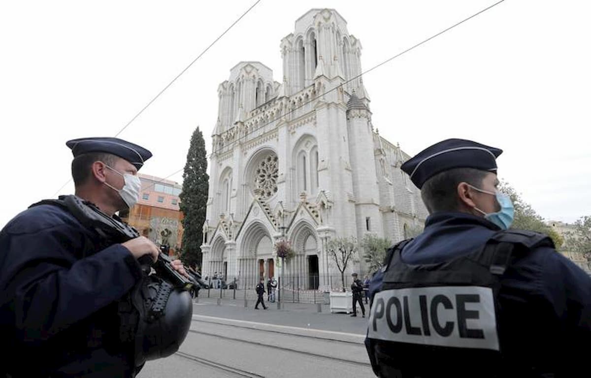 Attentato Nizza, la famiglia del killer: "Ci aveva mandato la foto della basilica. E' lui"