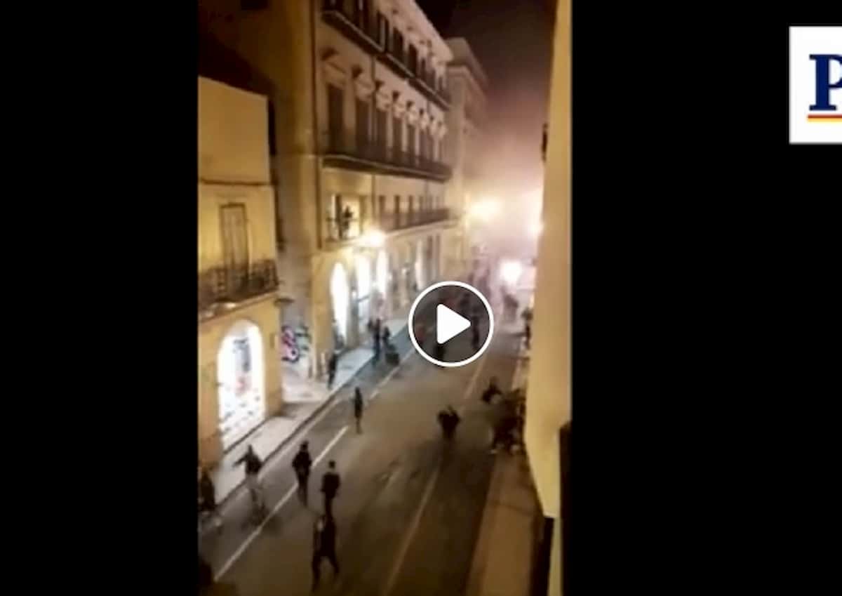 Scontri contro il Dpcm: a Palermo bombe carta VIDEO E poi Bari, Genova, Reggio Emilia...
