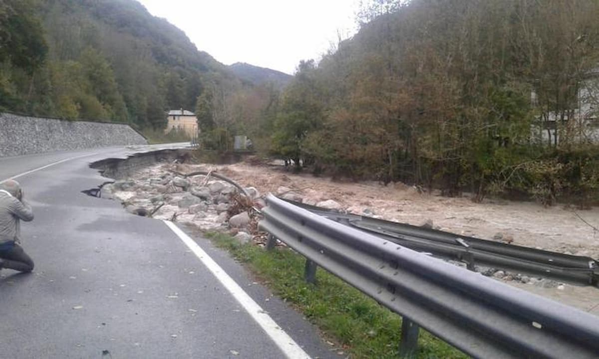 Maltempo, crollato ponte sulla statale 45 in Alta Valtrebbia (Piacenza)