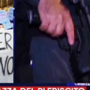 Napoli, il poliziotto col dito teso sul grilletto durante le proteste FOTO