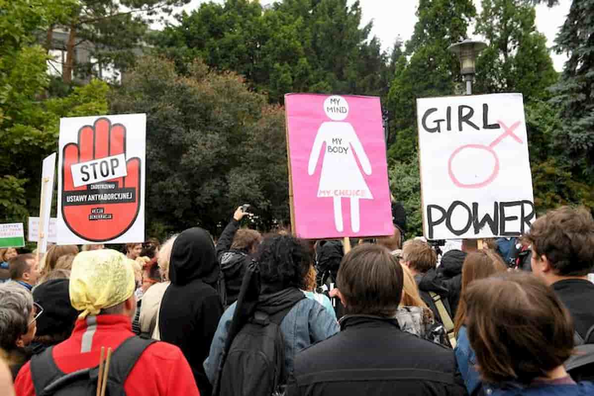 Polonia, vietato aborto per malformazioni del feto. Vincono i sovranisti al governo