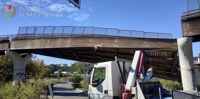 Crolla ponte della pista ciclabile a Roma in zona Eur, tragedia sfiorata