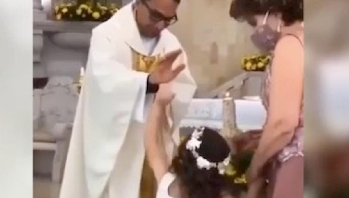 Colombia, il prete benedice la bambina ma il suo gesto lo fa scoppiare ridere