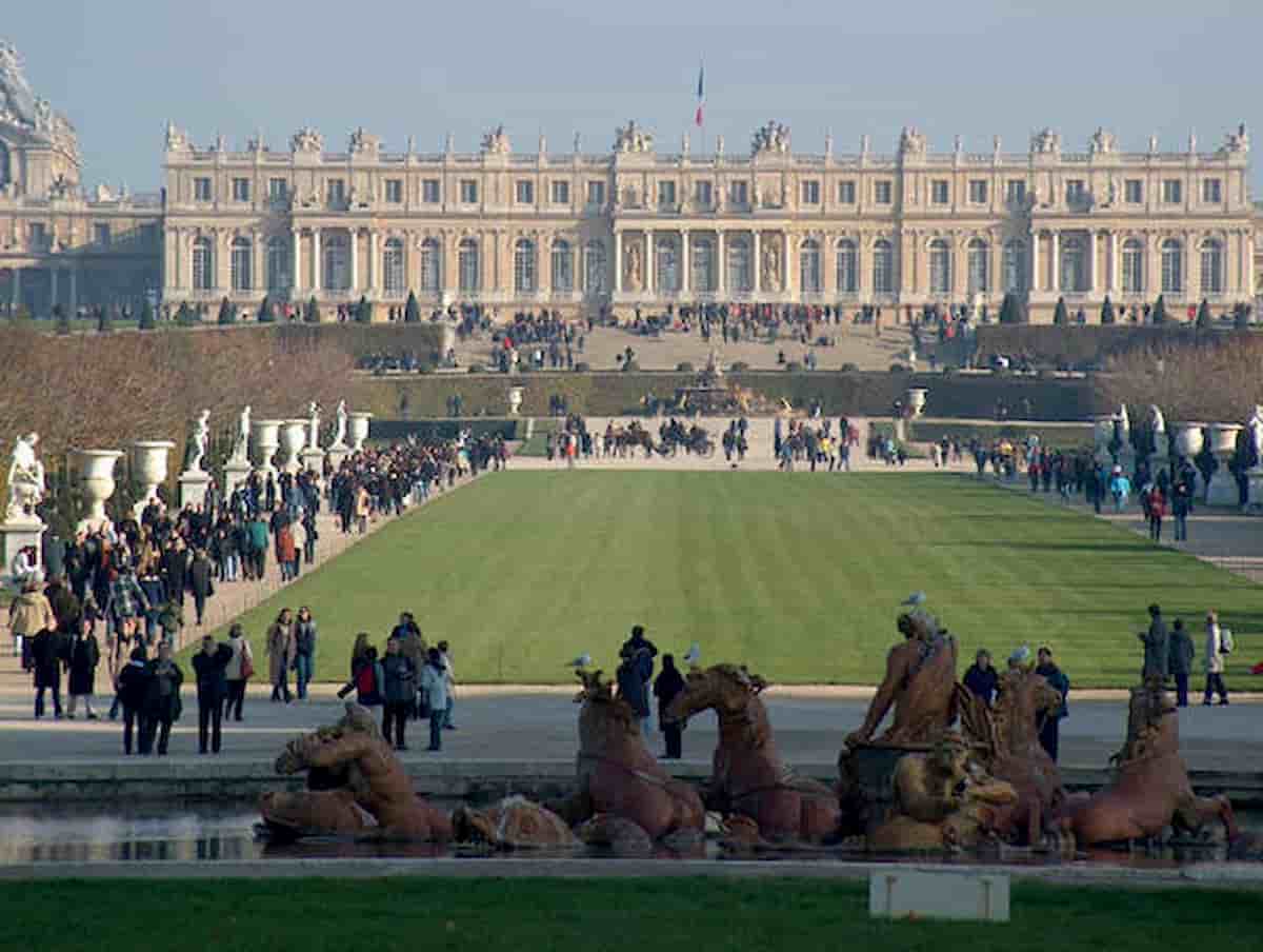 Reggia di Versailles, un uomo sfonda la porta ed entra urlando: "Sono un re"
