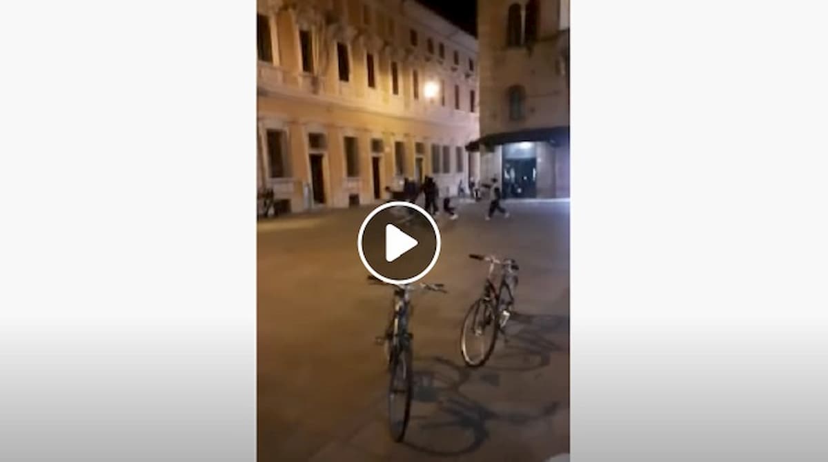 Reggio Emilia, spari in pieno centro per una banale lite in una piazza affollata VIDEO