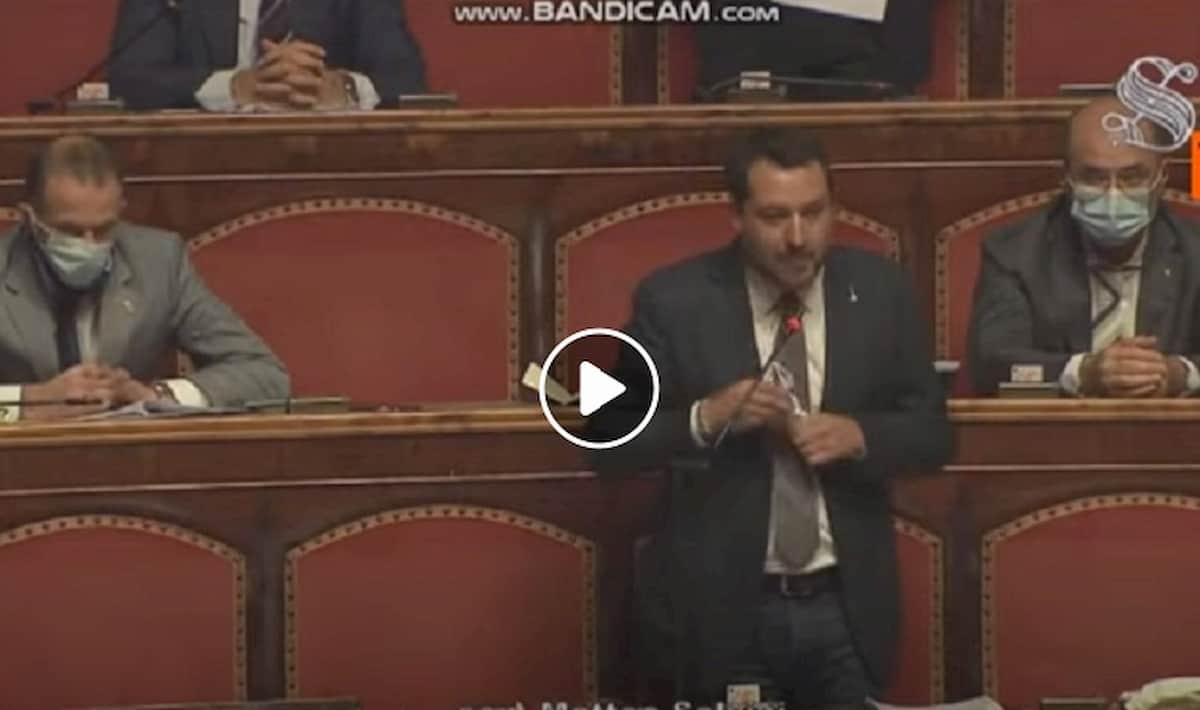 Matteo Salvini si toglie la mascherina in Senato...per protestare contro Conte che è in tv VIDEO
