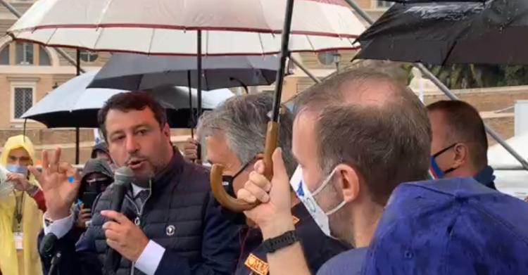 Salvini senza mascherina all'aperto a Roma, ma l'ordinanza regionale dice che...