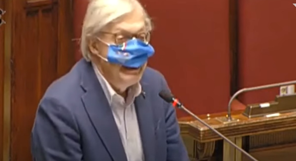 Fico a Sgarbi: "Indossi bene la mascherina". La replica: "Lei è un fascista" VIDEO