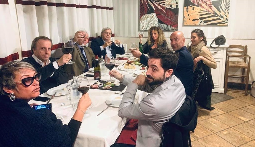 Vittorio Sgarbi e la foto della tavolata al ristorante "Da Giuseppi" a Sutri
