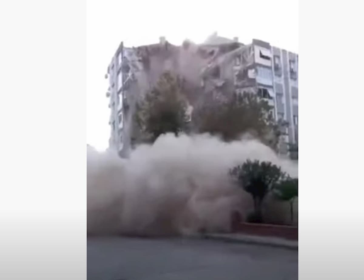 Terremoto nel Mar Egeo, il palazzo crolla in diretta a Smirne VIDEO