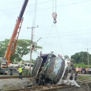 Thailandia, treno travolge pullman: 17 morti, decine di feriti
