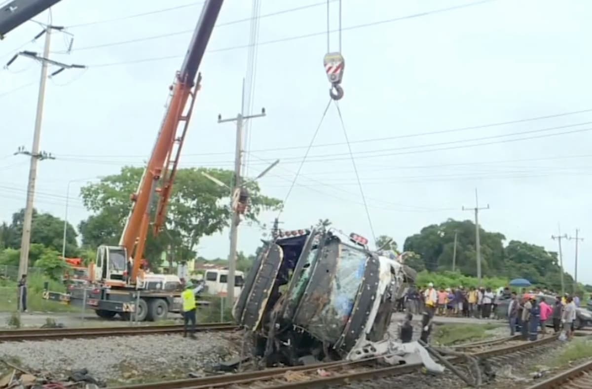Thailandia, treno travolge pullman: 17 morti, decine di feriti