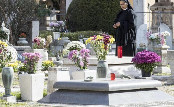 Per 30 anni portano i fiori sulla tomba del parente defunto, ma dentro c'è un altro morto