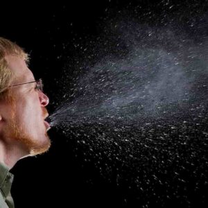 Coronavirus, parlare è pericoloso come la tosse: l'effetto aerosol e le goccioline sospese per un'ora