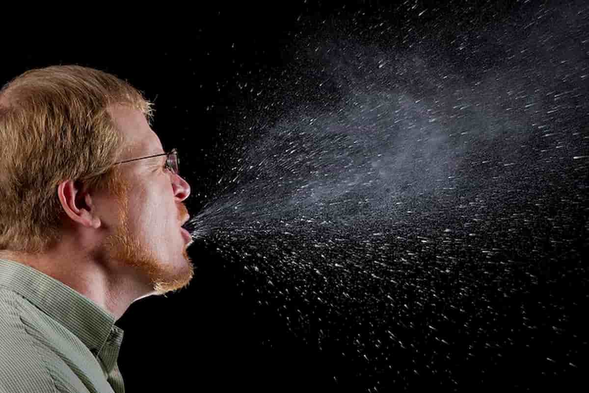 Coronavirus, parlare è pericoloso come la tosse: l'effetto aerosol e le goccioline sospese per un'ora