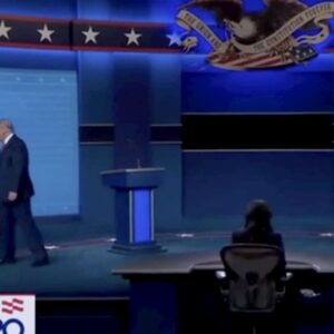 Melania Trump lascia la mano del marito anche all'ultimo dibattito prima delle elezioni