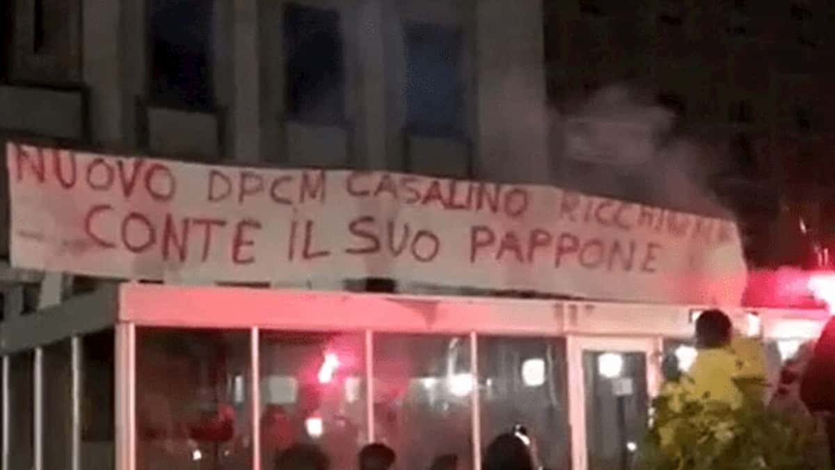 Varese, striscione contro Rocco Casalino: "Ricch***e, Conte il suo pappone" FOTO