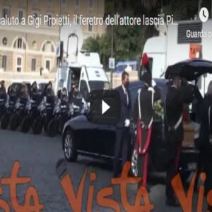 Gigi Proietti, il feretro dell’attore lascia Piazza del Popolo dopo il funerale VIDEO