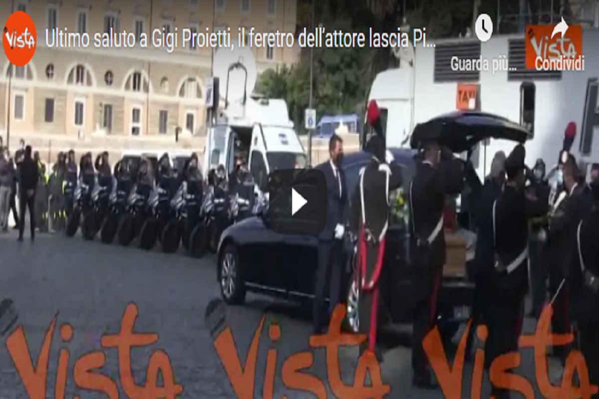 Gigi Proietti, il feretro dell’attore lascia Piazza del Popolo dopo il funerale VIDEO