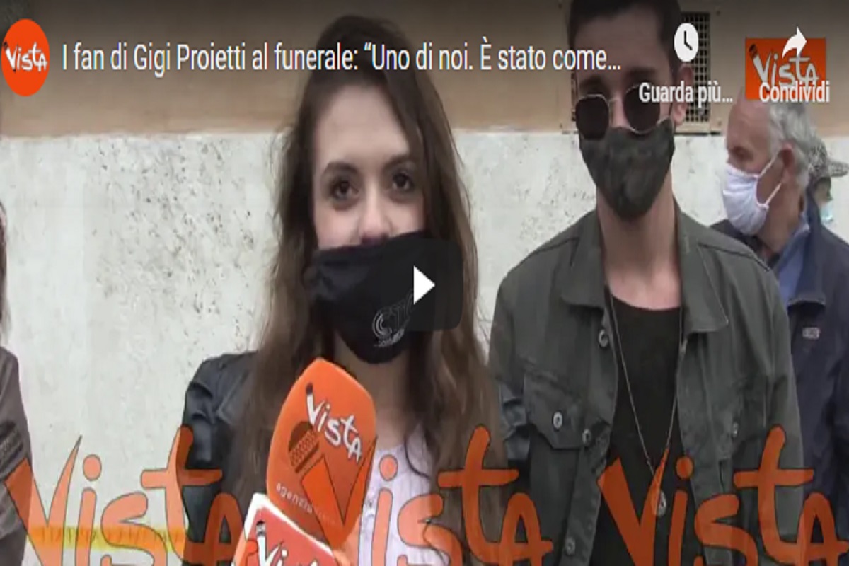 Gigi Proietti, i fan al funerale: “Uno di noi. È stato come perdere un parente” VIDEO