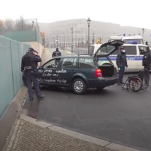 Auto contro l'ufficio della Merkel. Sulla fiancata la scritta: "Assassini di bimbi e anziani" VIDEO