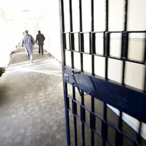 Detenuti torturati e picchiati nel carcere di Sollicciano a Firenze: tre agenti arrestati